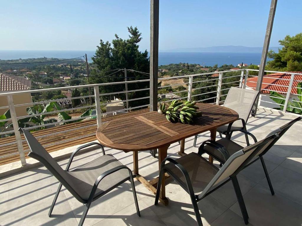 拉扎克利翁blue view sea apartment的阳台上的木桌和椅子