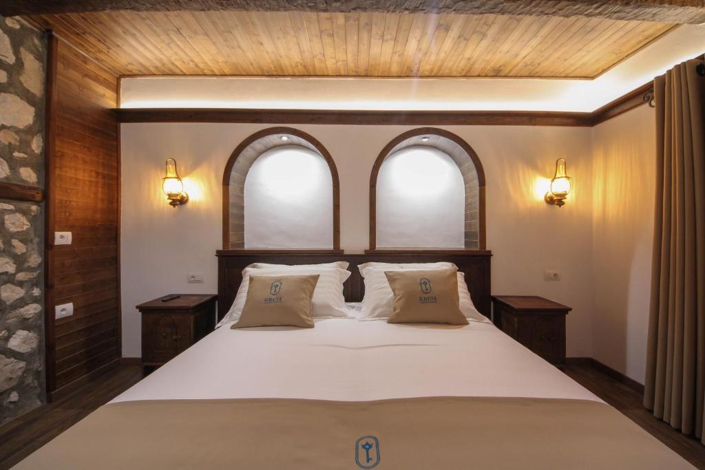 克鲁亚Kruja Albergo Diffuso , Inside Kruja Castle的一间卧室设有一张大床和两个窗户