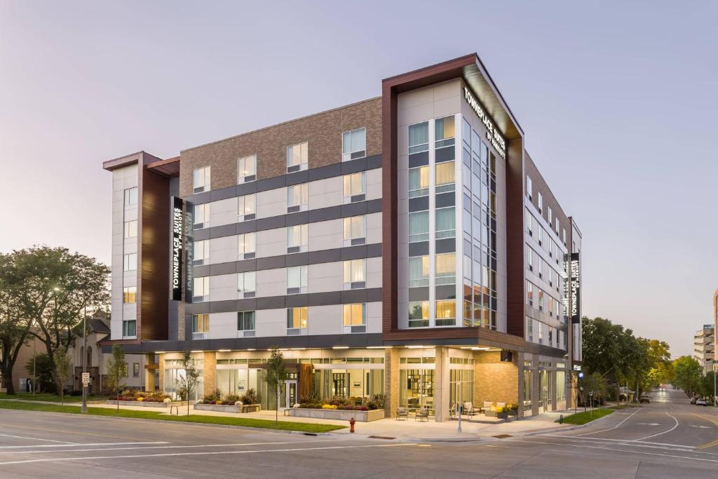 罗切斯特TownePlace Suites By Marriott Rochester Mayo Clinic Area的街道上的建筑