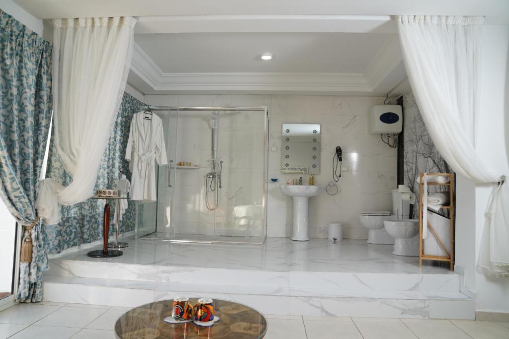 萨菲Riad Ras Lafaa的一间带玻璃淋浴和卫生间的浴室