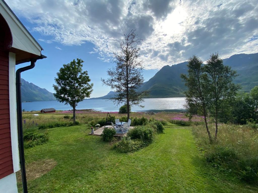 斯沃尔韦尔Unique and charming house at the foot of Lofoten's highest mountain的享有湖景。