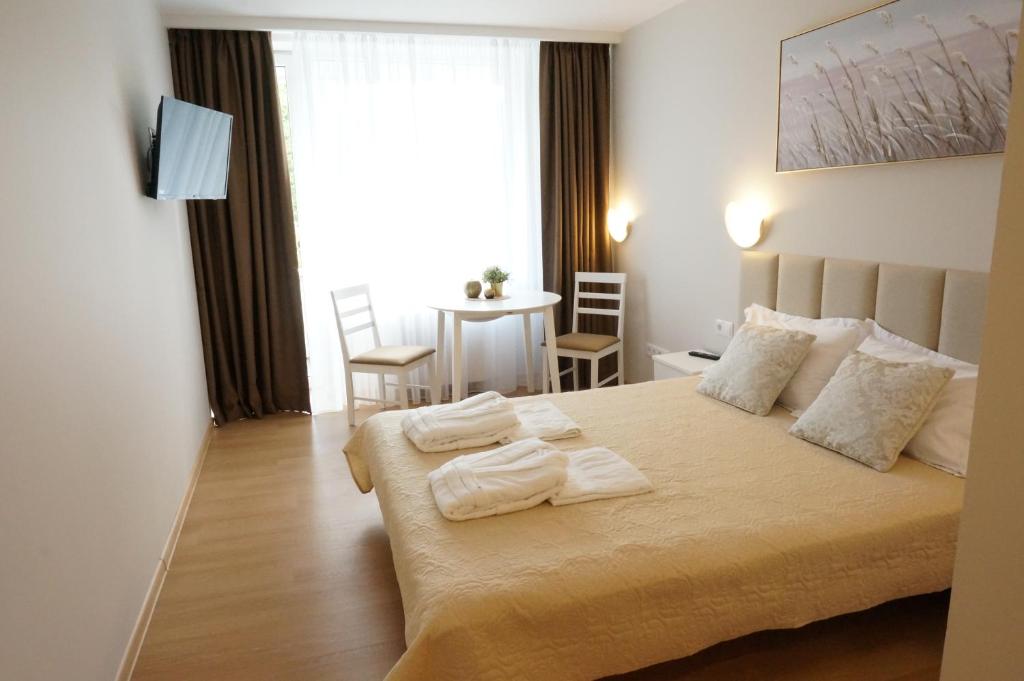 帕兰加ALKA apartaments的一间卧室配有带毛巾的床