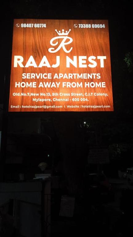 钦奈RAAJNEST SERVICE APARTMENTS的家外之家的巢式服务设备标志