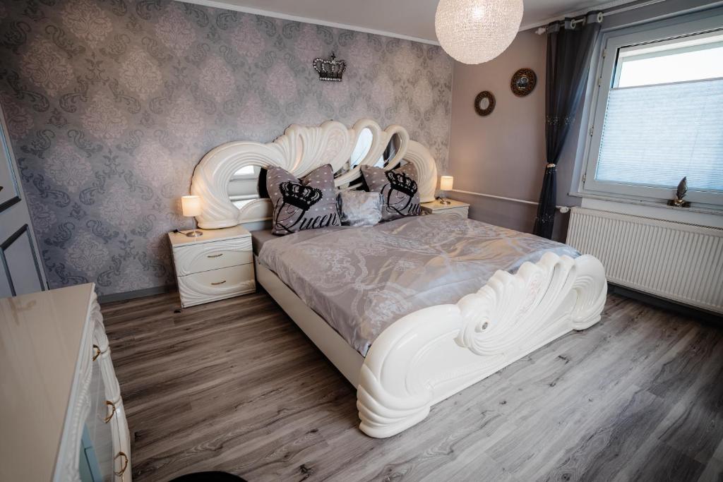 EllarTimeout Royal的卧室配有白色的床和枕头。
