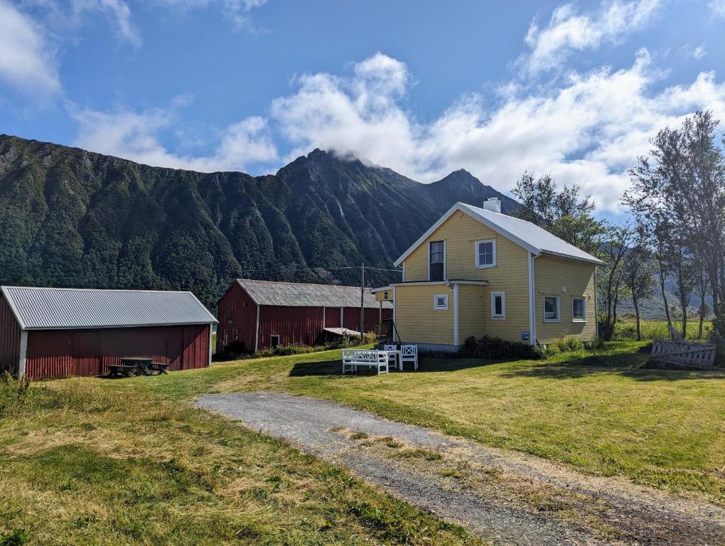 SandSommarhus i Lofoten的一座山房和谷仓