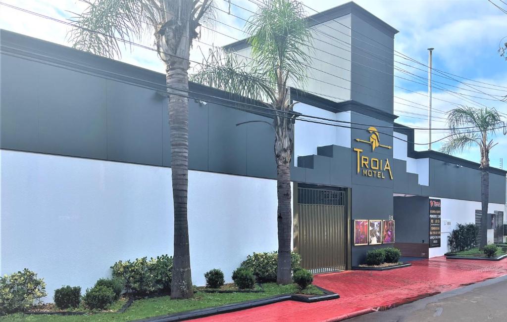 伊瓜苏Troia Motel的一家拥有两棵棕榈树的罗塔酒店