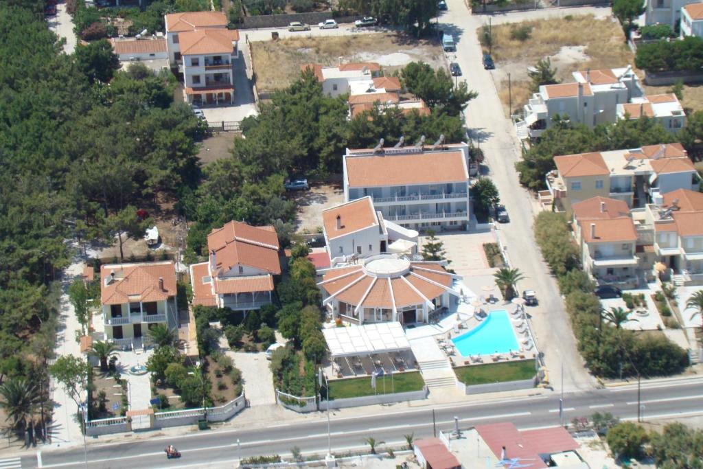 米蒂利尼拉西亚酒店的享有带游泳池的房屋的空中景致