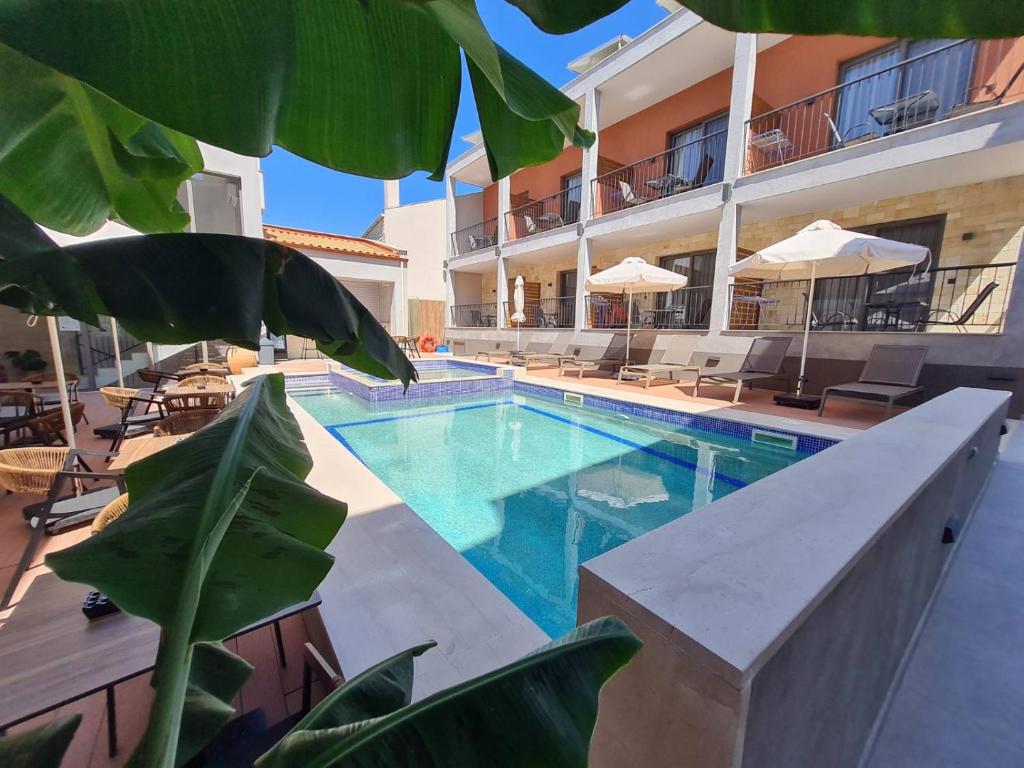 卡利塞亚-豪客迪克斯Maltepe Luxury Accommodation by Travel Pro Services的大楼前的游泳池