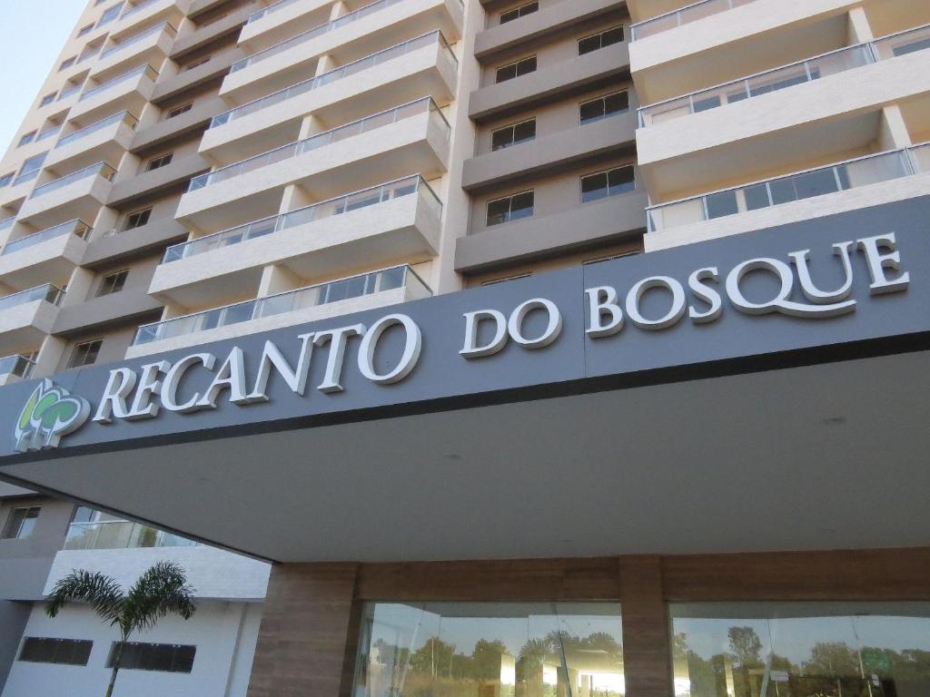 卡达斯诺瓦斯Recanto do Bosque Apartamentos para Temporada的一座名叫Reanna的建筑