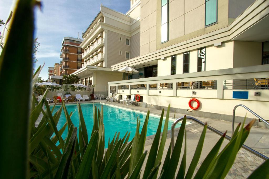 里米尼诺德伊斯特酒店的一座建筑物中央的游泳池