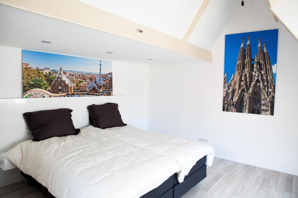 福尔斯霍滕拉卡西塔住宿加早餐旅馆的卧室配有一张白色床,墙上挂着一幅画