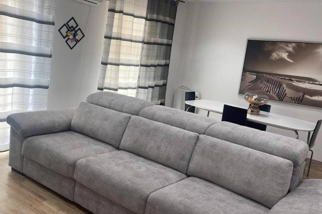 克雷维连特Amplio apartamento en Crevillente的客厅配有沙发和桌子