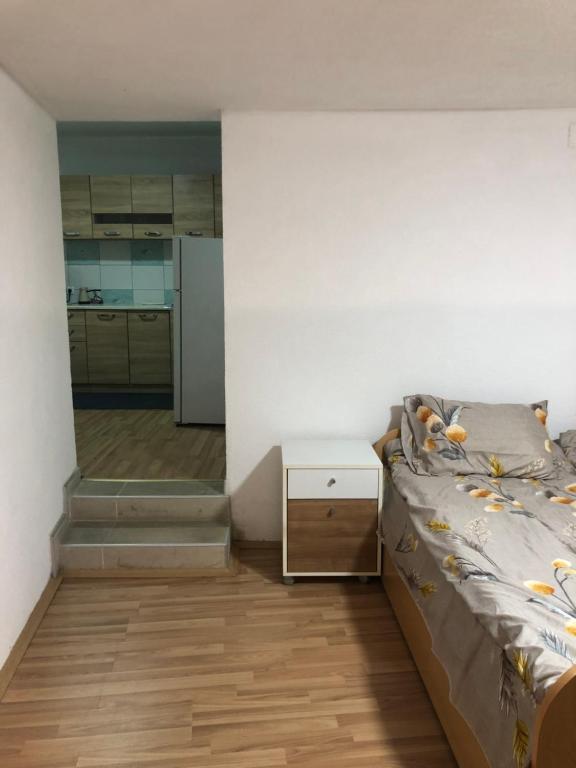 马夫罗沃Petar Apartment的一间小卧室,配有一张床和一张桌子