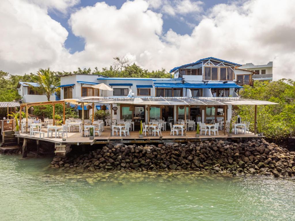 阿约拉港Blu Galapagos Sustainable Waterfront Lodge的水边码头上的房屋