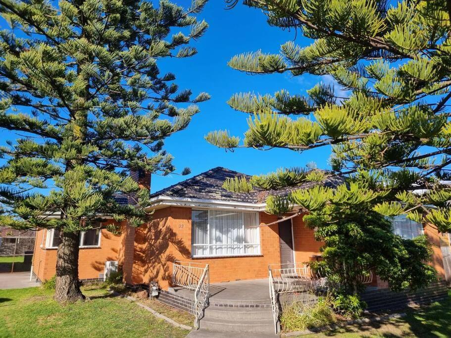 墨尔本Two Pines, whole home in Tullamarine near airport!的两棵松树在房子前面