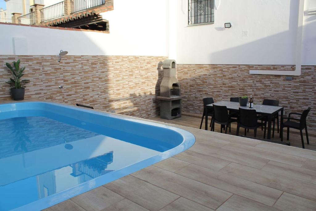 内尔哈Villa Jara 25的一座带桌椅的别墅内的游泳池