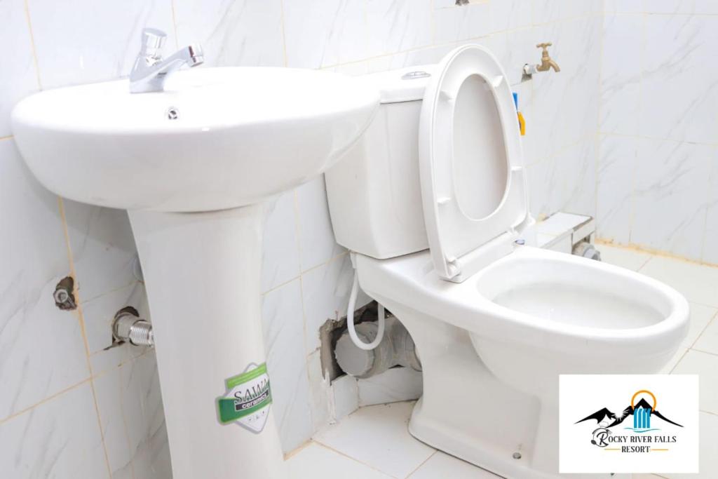 ThikaRocky river falls resort的浴室配有白色卫生间和盥洗盆。