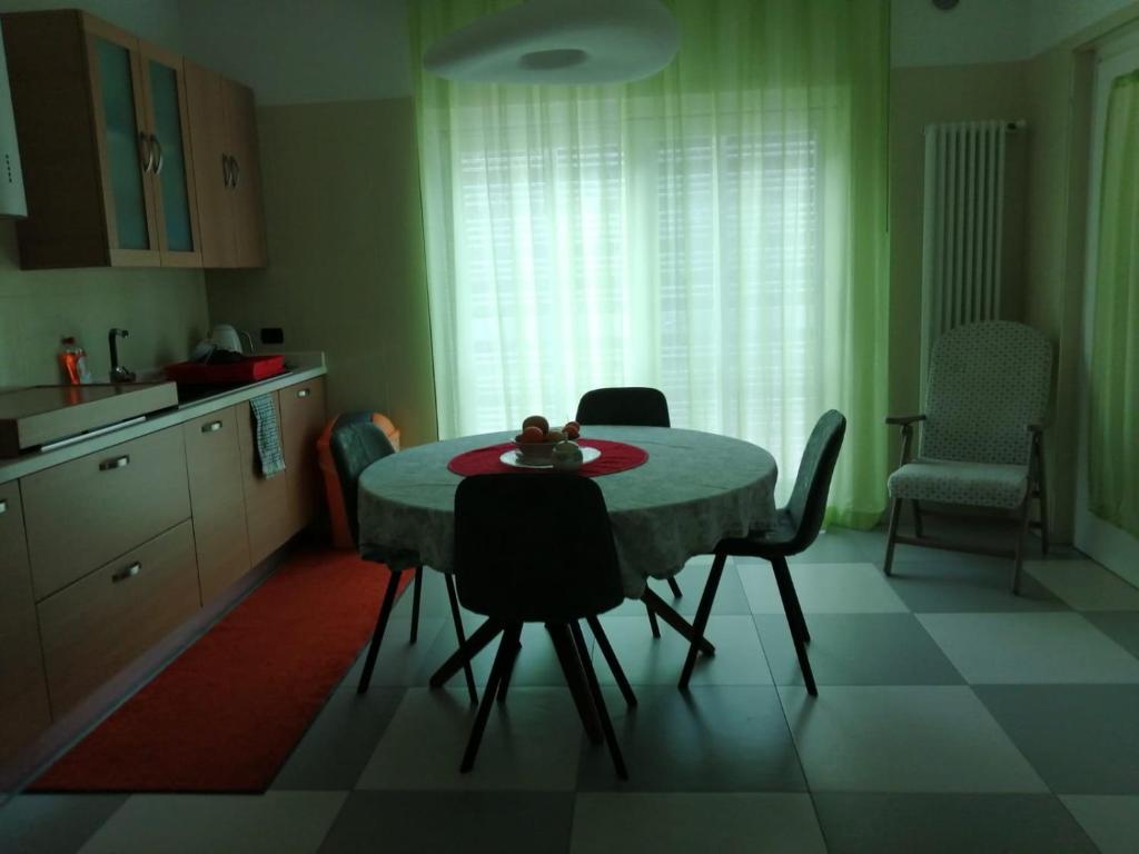特拉尼B&B dei Girasoli的一间厨房,里面配有桌椅