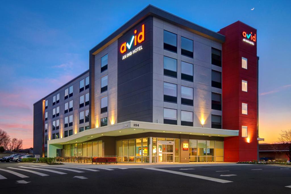 米尔堡avid hotels Fort Mill - Amusement Park, an IHG Hotel的前面有标志的酒店