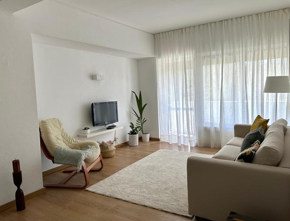 里斯本Olivais Spacious Apartment near airport的带沙发和电视的客厅