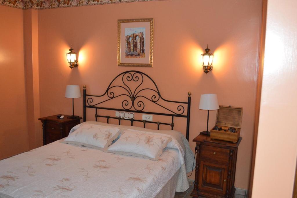隆达唐哈维尔酒店的一间卧室配有一张带2个床头柜的大床