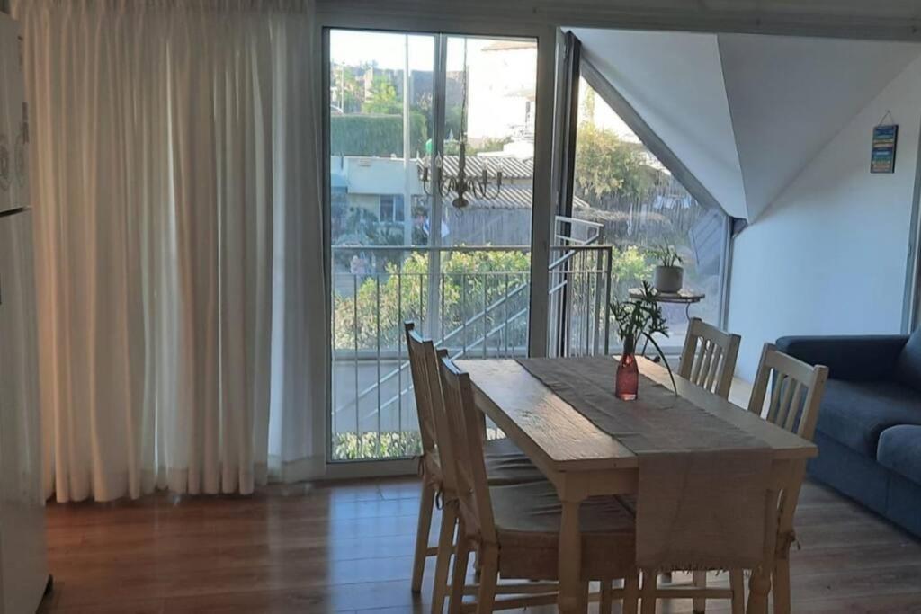 恰斯林ירוק בגולן的客厅配有餐桌和椅子