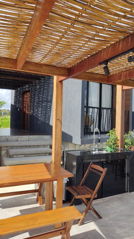 蒙蒂达斯加梅莱拉斯CHALE VILAALICE的庭院设有木桌和水槽。