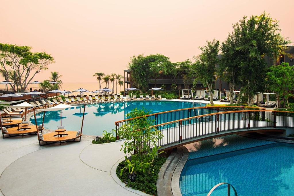 华欣华欣万豪水疗度假酒店的享有度假村游泳池的景致