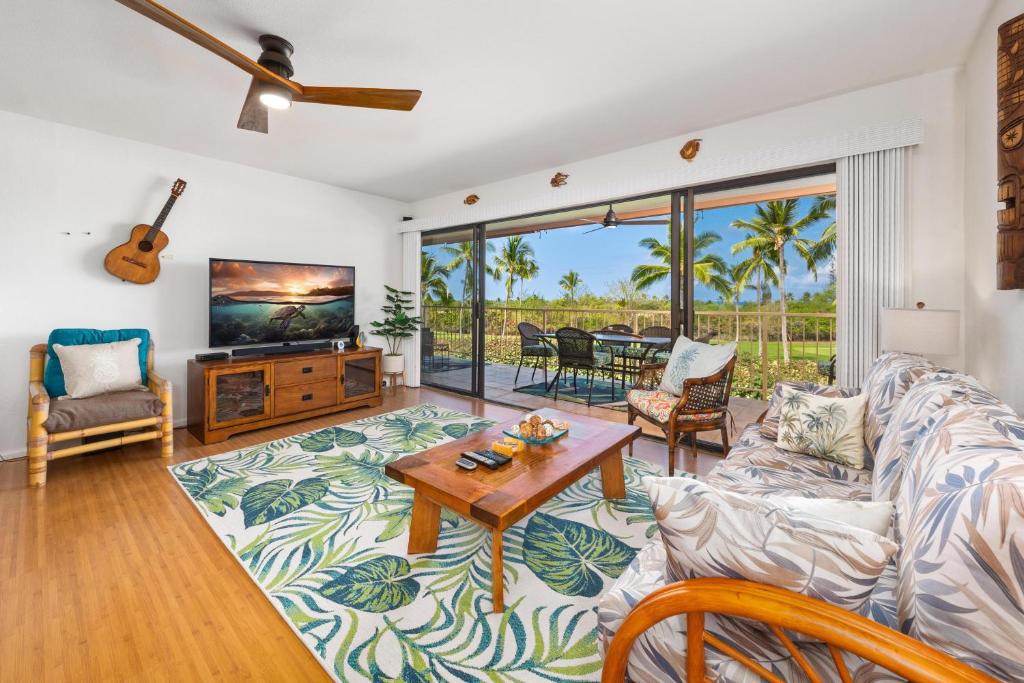 Big Island Keauhou Punahele E202 condo的休息区