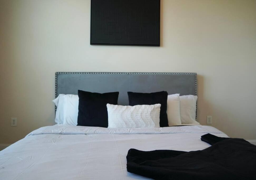 休斯顿New Apartment in Houston的卧室配有白色的床和黑白色枕头