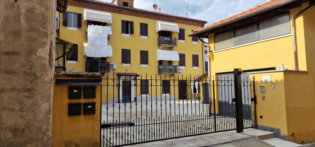 瓦伦扎Casa soggiorno il Quetzales的前面有门的黄色建筑