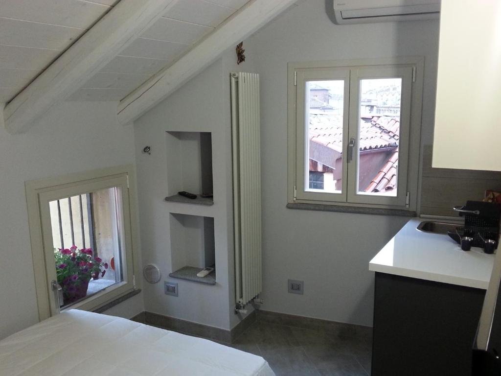 都灵曼萨达帕拉提公寓的白色的客房设有水槽和2扇窗户。
