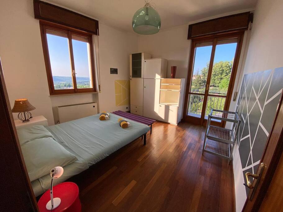 Tagliolo MonferratoUn Tetto Sulle Nuvole by SMART-HOME的一间卧室配有床和冰箱