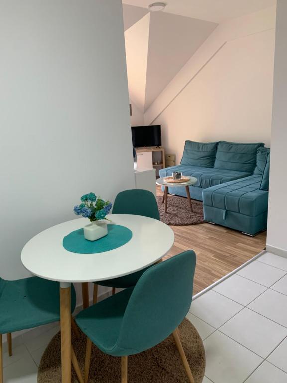 马夫罗沃Filip Apartment的客厅配有桌椅和沙发