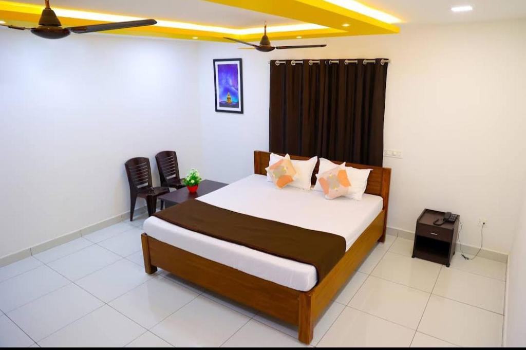 KottakupamParadise Golden Residency的一间卧室配有一张床和一把椅子