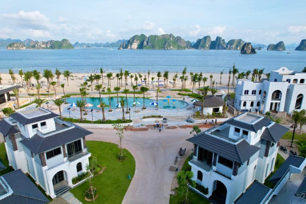 广宁Lavender Sonasea Vân Đồn, Quảng Ninh的享有海滩和建筑的空中景色