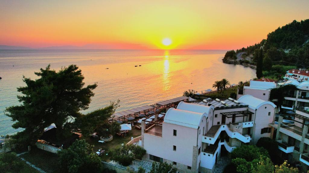 弗尔卡Olympion Sunset Halkidiki的享有海滩的空中美景和日落美景