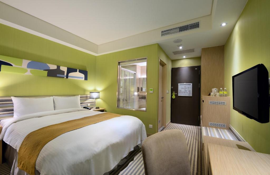 台中市成旅晶赞饭店台中民权的一间卧室配有一张床和一台平面电视