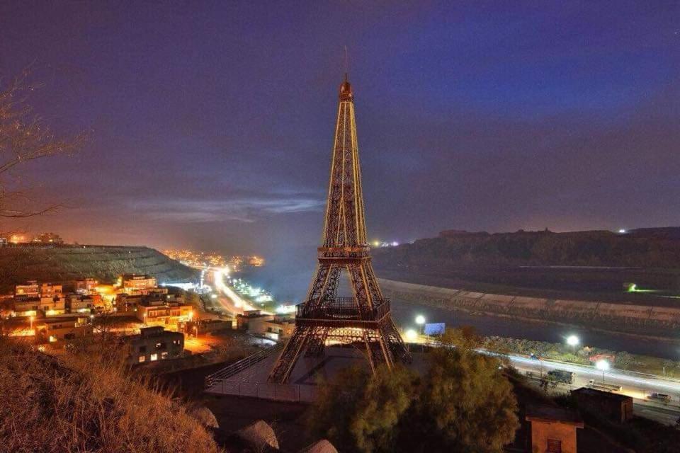 拉瓦尔品第Eiffel Tower Apartment的享有艾菲尔铁塔的夜间景色