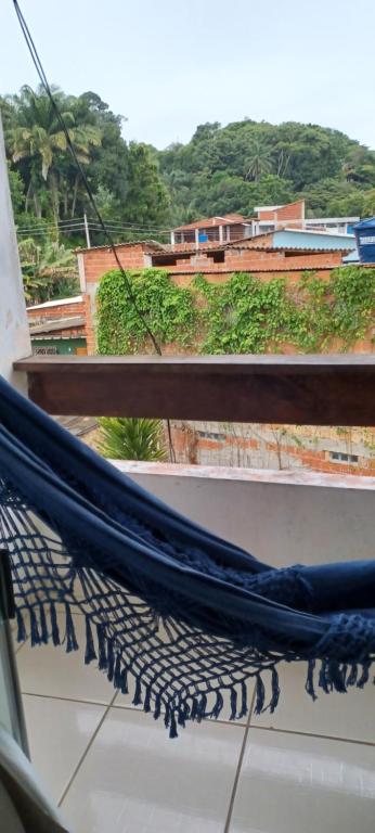 伊塔卡雷adriana hostel的观景阳台顶部的吊床