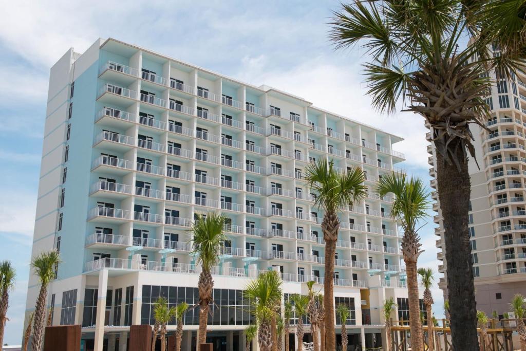 彭萨科拉海滩Fairfield by Marriott Inn & Suites Pensacola Beach的前面有棕榈树的酒店