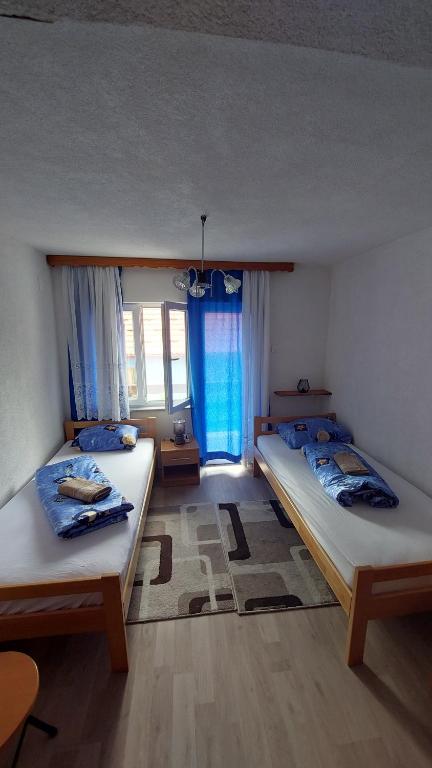 库伦瓦库夫Apartman Mely的客房设有两张床和窗户。