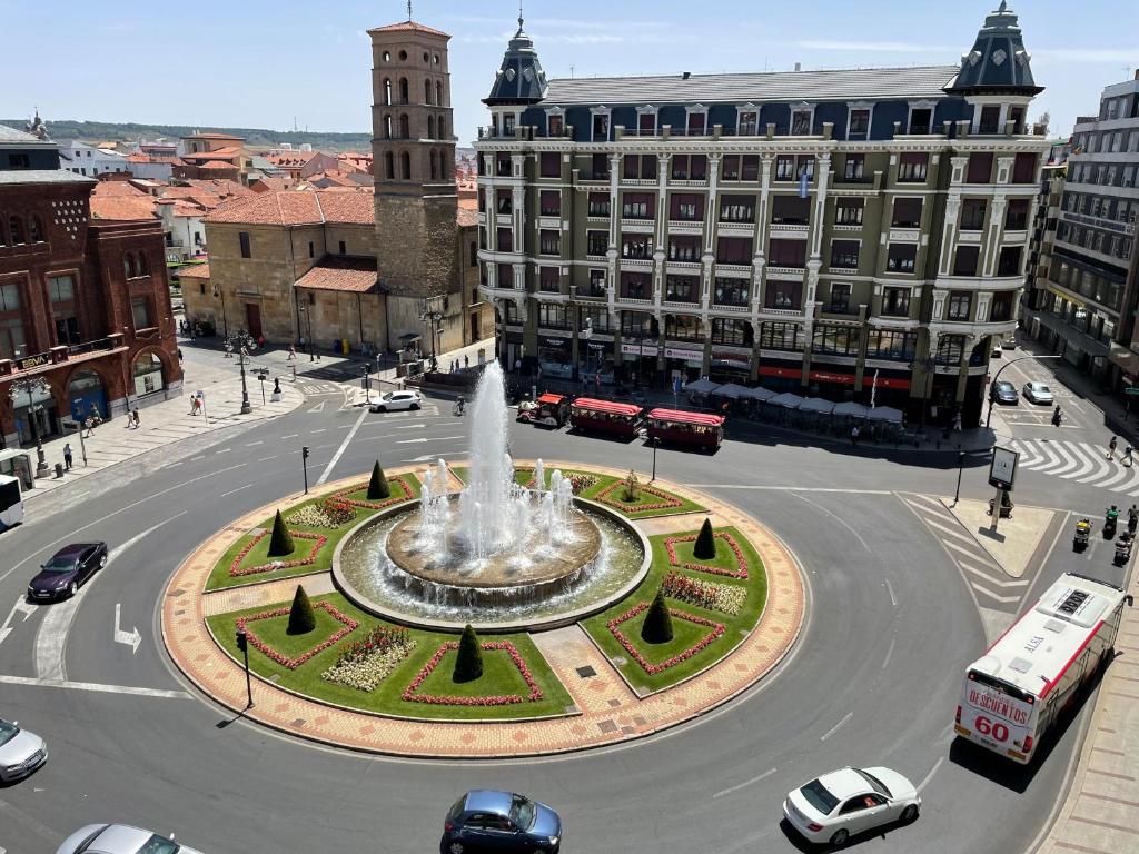莱昂VISTAS A SANTO DOMINGO的街道中央有喷泉的城市