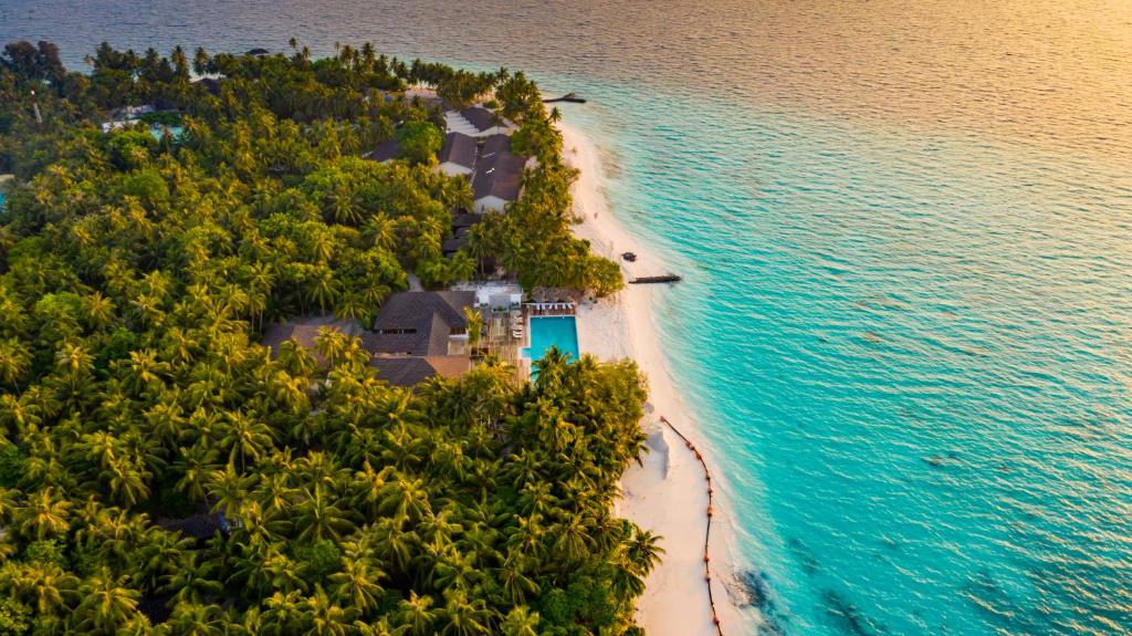 曼度Fiyavalhu Resort Maldives的海洋岛屿的空中景观