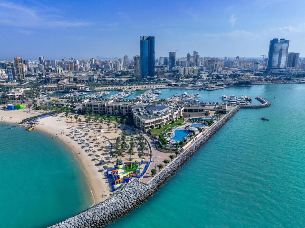 科威特萨佛酒店的享有海滩和城市的空中景致