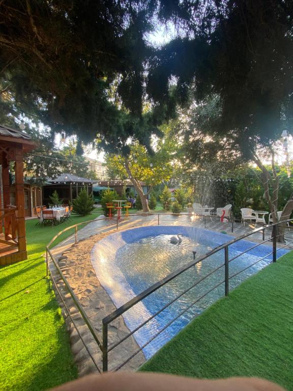 巴库Damla Hotel Baku的院子内围着围栏的游泳池