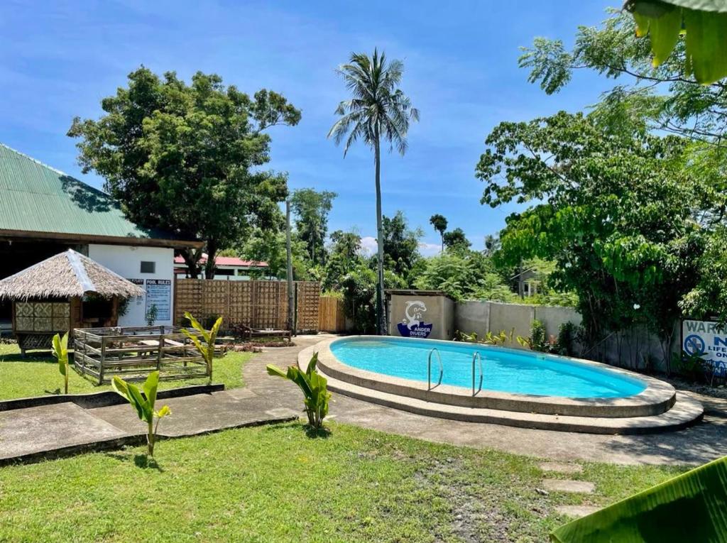 安达Anda-Divers-Enjoy Garden Resort的房屋后院的游泳池
