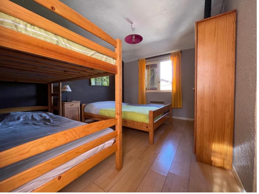 AndonLa Godille的一间卧室设有两张双层床和一扇窗户。