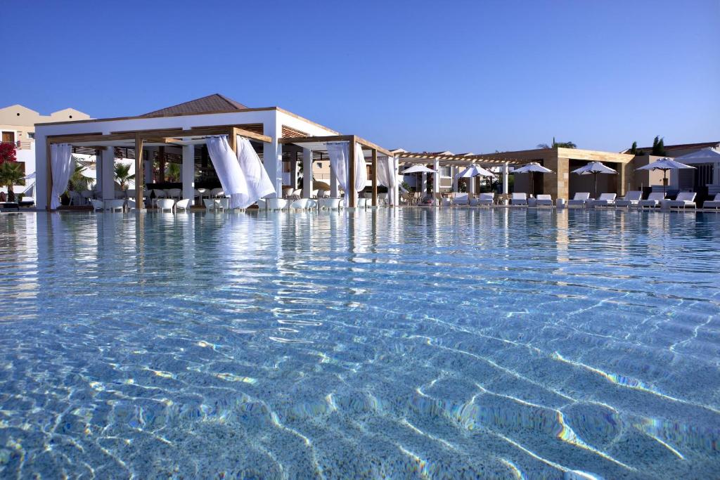 科斯镇Pelagos Suites Hotel & Spa的一个带椅子的游泳池