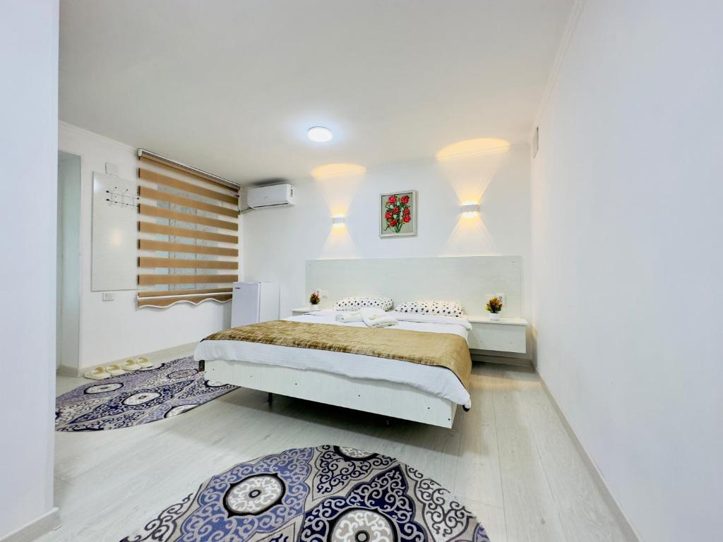奥什ABS Guest House Osh的一间卧室配有一张床和地毯